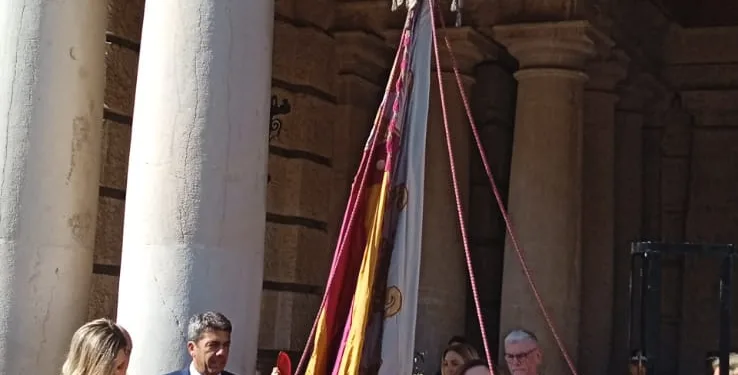 Papi Robles portará la Real Senyera y en la puerta de la Catedral le sustituirá la alcaldesa 1 Papi Robles portará la Real Senyera y en la puerta de la Catedral le sustituirá la alcaldesa