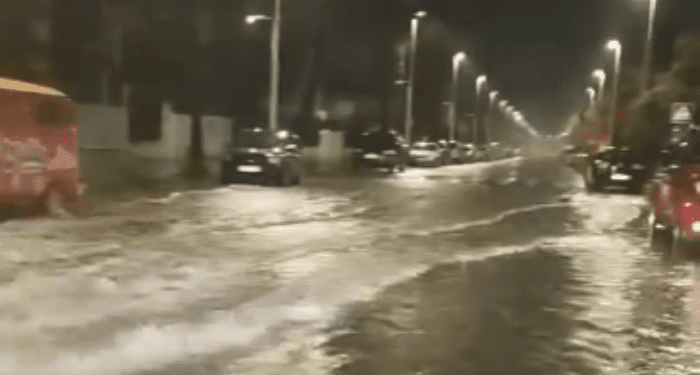 110 litros caídos en Burriana esta noche y siguen los avisos por fuertes lluvias 1 Ayora ya recoge hoy 86 litros de lluvia. La Generalitat informa y refuerza servicios esenciales