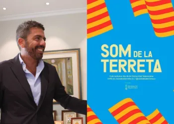 Mazón dice luchar contra els països catalans en les Corts y presenta un homenaje a terreta con una cuatribarrada