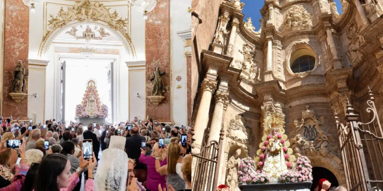 Misa rociera en la Catedral de Valencia y la Virgen del Rocío visita a la Mare de Deu dels Desamparats 1 Misa rociera en la Catedral de Valencia y la Virgen del Rocío visita a la Mare de Deu dels Desamparats
