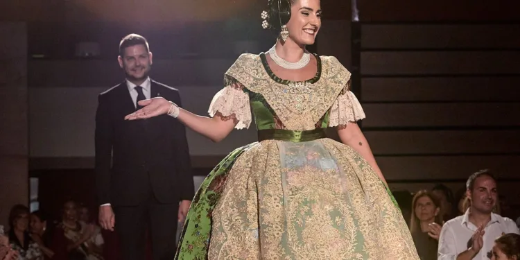 Presentación de las Falleras Mayores de Gandia para las Fallas 2025