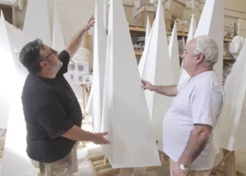 Latorre y Sanz cierran su taller en la Ciudad del Artista Fallero tras cuatro décadas de creación fallera