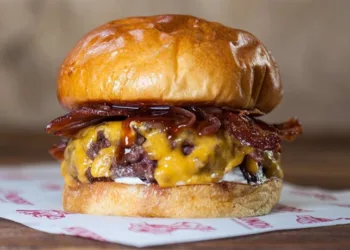 La mejor hamburguesería del mundo elige Valencia: Hundred Burgers abrirá en el Roig Arena