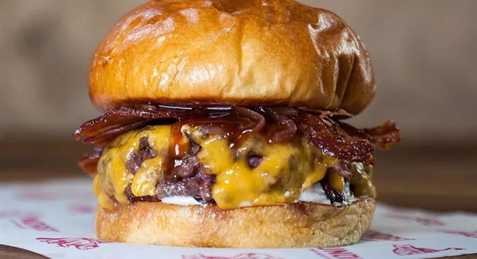 La mejor hamburguesería del mundo elige Valencia: Hundred Burgers abrirá en el Roig Arena