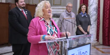 María José Ferrer Sansegundo, concejal de Hacienda, recibe a los colectivos de Valencia en el exterior