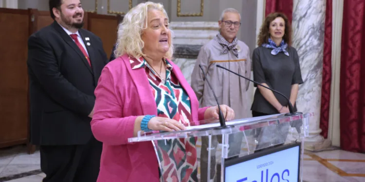 María José Ferrer Sansegundo, concejal de Hacienda, recibe a los colectivos de Valencia en el exterior
