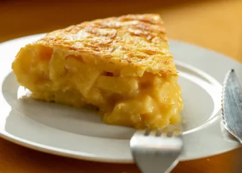 El debate del ‘cebollismo’ en la tortilla de patatas sigue vivo: Los españoles reafirman su preferencia