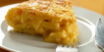 El debate del ‘cebollismo’ en la tortilla de patatas sigue vivo: Los españoles reafirman su preferencia
