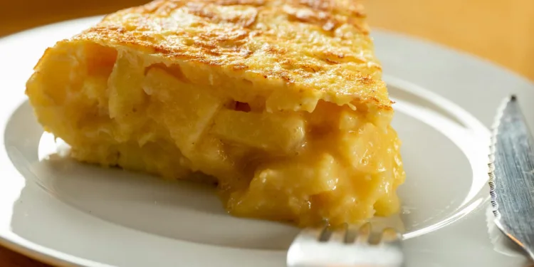 El debate del ‘cebollismo’ en la tortilla de patatas sigue vivo: Los españoles reafirman su preferencia
