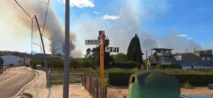4 medios aéreos luchan contra un Incendio Forestal en Simat de la Valldigna