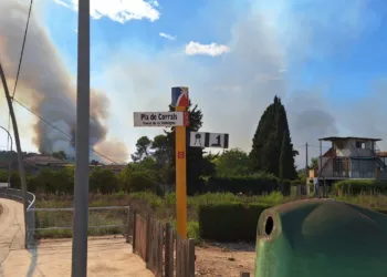 4 medios aéreos luchan contra un Incendio Forestal en Simat de la Valldigna