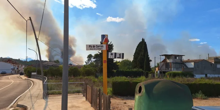 4 medios aéreos luchan contra un Incendio Forestal en Simat de la Valldigna