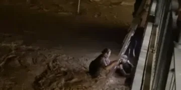 Inundaciones en Valencia: decenas de personas atrapadas en el agua al intentar salir del Ikea durante el temporal