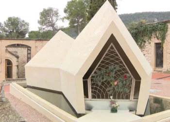 El panteón de Camilo Sesto genera controversia en Alcoy: «No representa a la persona que era»