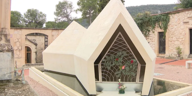 El panteón de Camilo Sesto genera controversia en Alcoy: "No representa a la persona que era" 1 El panteón de Camilo Sesto genera controversia en Alcoy: «No representa a la persona que era»