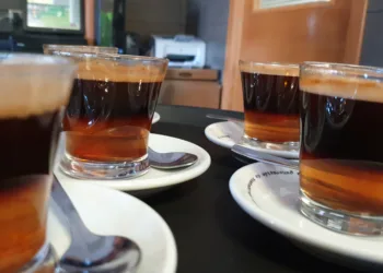 Carajillo, carajillet o cremaet: Historia y ritual del café con licor más famoso de la Comunidad Valenciana