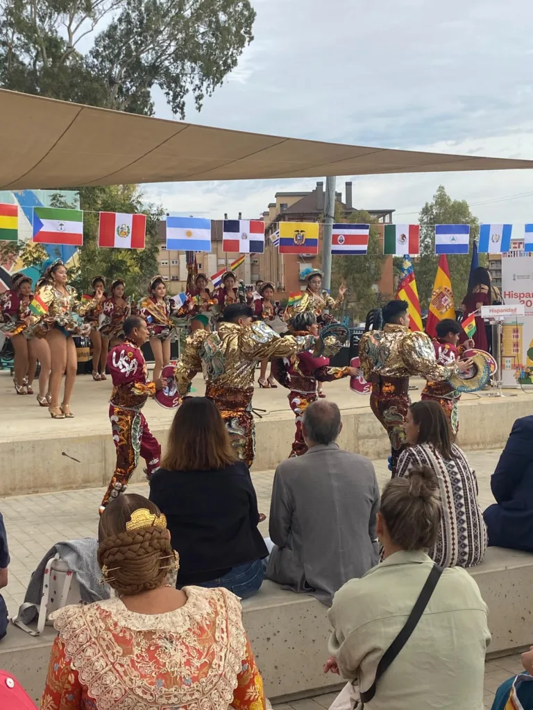 La Generalitat celebra el Día de la Hispanidad con el I Encuentro Cultural de las Casas Hispanoamericanas en Valencia 2 241012 PRES Foto4 Tarrega fiesta nacional