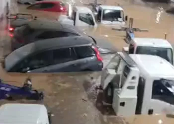 Vídeo: La inundación de depósitos de coches en Valencia: Quién paga la cuenta por los daños y las sorpresas mojadas