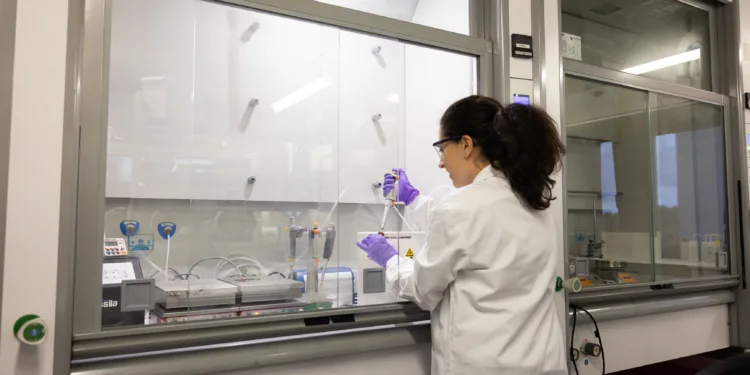 La UJI consolida la atracción de talento científico para potenciar las capacidades investigadoras y de transferencia de conocimiento 1 La UJI consolida la atracción de talento científico para potenciar las capacidades investigadoras y de transferencia de conocimiento