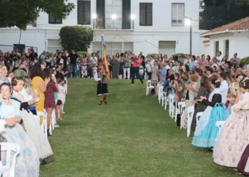 La Falla Santos Patronos de Torrent celebra su tradicional Homenaje a la Real Senyera