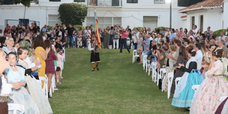 La Falla Santos Patronos de Torrent celebra su tradicional Homenaje a la Real Senyera