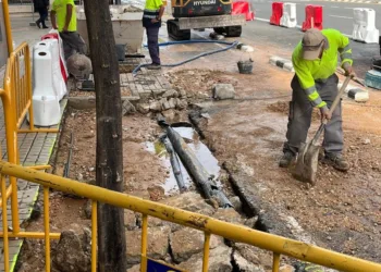 Reparada la rotura de una tubería en Primado Reig y restablecido el servicio de agua a los vecinos