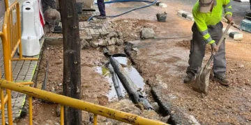 Reparada la rotura de una tubería en Primado Reig y restablecido el servicio de agua a los vecinos