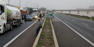 Más de 1.200 personas atrapadas en las carreteras de Valencia por las inundaciones de la DANA