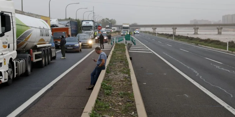 Más de 1.200 personas atrapadas en las carreteras de Valencia por las inundaciones de la DANA 1 Más de 1.200 personas atrapadas en las carreteras de Valencia por las inundaciones de la DANA