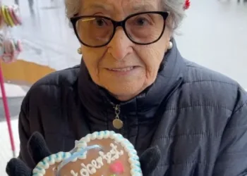 La Fundación «Adopta Un Abuelo» consigue que Nina de 91 años cumpla su sueño celebrando el Oktoberfest