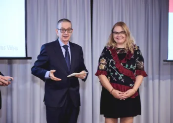 La Dra. Ana Mafé recibe un reconocimiento por demostrar científicamente la autenticidad del «Santo Grial» 4 La Dra. Ana Mafé recibe un reconocimiento por demostrar científicamente la autenticidad del «Santo Grial»