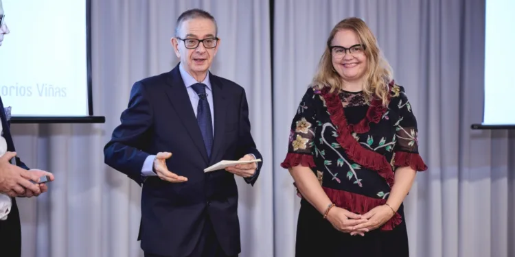 La Dra. Ana Mafé recibe un reconocimiento por demostrar científicamente la autenticidad del «Santo Grial» 1 La Dra. Ana Mafé recibe un reconocimiento por demostrar científicamente la autenticidad del «Santo Grial»