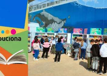 Educiona visita centros educativos organizando ferias del libro