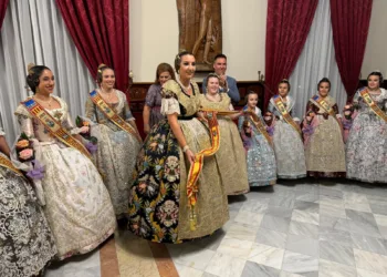 Sueca celebra el acto de entrega de bandas a sus Falleras Mayores 2025