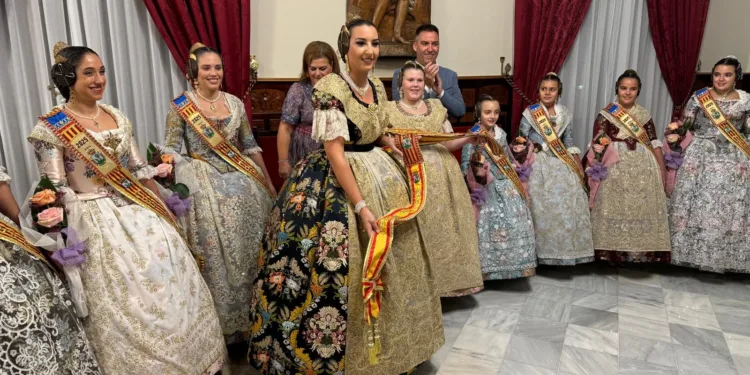 Sueca celebra el acto de entrega de bandas a sus Falleras Mayores 2025