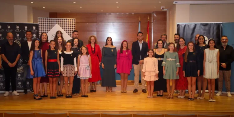 Las Falleras Mayores de Torrent 2025 lucirán peinetas con un diseño personalizado en sus Exaltaciones 1 Las Falleras Mayores de Torrent 2025 lucirán, por segundo año consecutivo, peinetas con un diseño personalizado en sus Exaltaciones