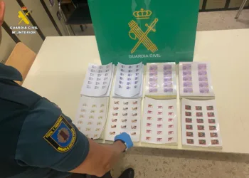 Intervienen más de 40.000 sellos falsificados en el Aeropuerto de Valencia: Detenida una mujer con un cargamento valorado en 98.000 euros