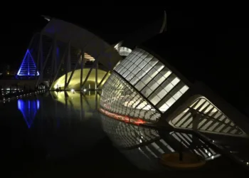 La Ciutat de les Arts i les Ciències se ilumina el 9 d´Octubre con los colores de La Senyera