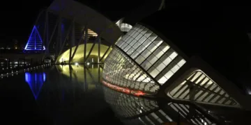 La Ciutat de les Arts i les Ciències se ilumina el 9 d´Octubre con los colores de La Senyera