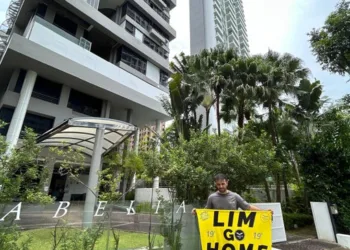 Un viaje convertido en advertencia: Los valencianos retenidos en Singapur vuelven a casa tras una «pegatina desafortunada»