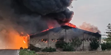 Vídeo: Controlado el incendio en una nave industrial de Alboraya sin víctimas ni daños colaterales