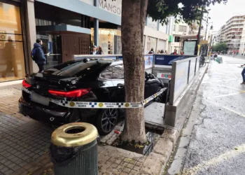 El juez deja en libertad al conductor ebrio que se estrelló en un acceso al metro de Colón en Valencia