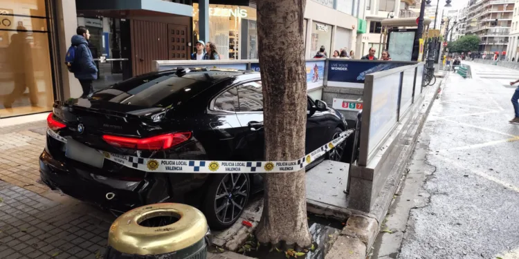 El juez deja en libertad al conductor ebrio que se estrelló en un acceso al metro de Colón en Valencia 1 El juez deja en libertad al conductor ebrio que se estrelló en un acceso al metro de Colón en Valencia