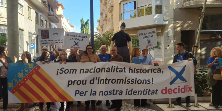 La Federación valencianista Decidix se manifiesta en contra del Congreso de Cultura Catalana en Gandía
