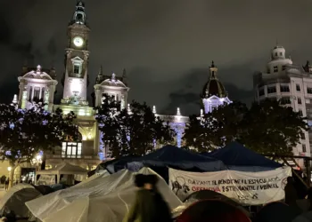 La acampada por el derecho a la vivienda en Valencia denuncia la inacción institucional y exige reuniones con los representantes políticos