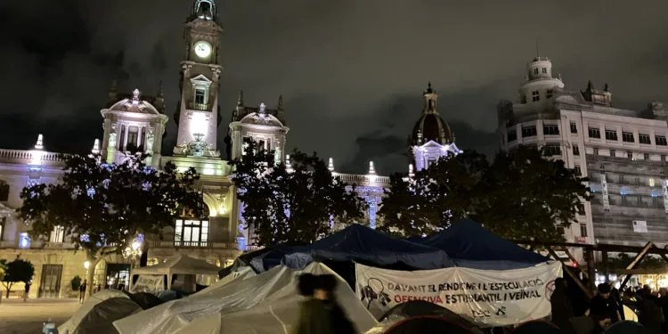 La acampada por el derecho a la vivienda en Valencia denuncia la inacción institucional y exige reuniones con los representantes políticos 1 La acampada por el derecho a la vivienda en Valencia denuncia la inacción institucional y exige reuniones con los representantes políticos