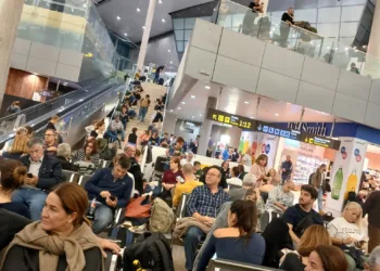 El temporal obliga a cancelar 10 vuelos y desviar otros 12 en el aeropuerto de Valencia 4 El temporal obliga a cancelar 10 vuelos y desviar otros 12 en el aeropuerto de Valencia