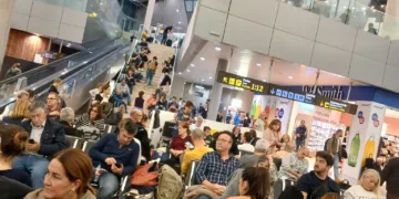 El temporal obliga a cancelar 10 vuelos y desviar otros 12 en el aeropuerto de Valencia