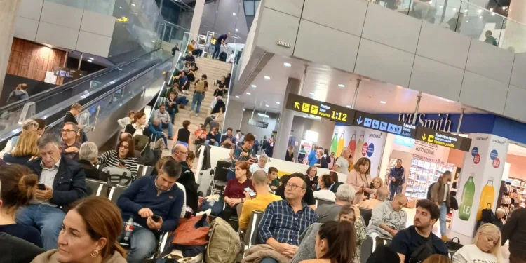 El temporal obliga a cancelar 10 vuelos y desviar otros 12 en el aeropuerto de Valencia 1 El temporal obliga a cancelar 10 vuelos y desviar otros 12 en el aeropuerto de Valencia