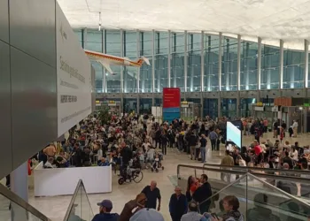 Caos en el aeropuerto de Valencia por la DANA: cancelaciones, largas esperas y pasajeros bloqueados sin información 3 Caos en el aeropuerto de Valencia por la DANA: cancelaciones, largas esperas y pasajeros bloqueados sin información